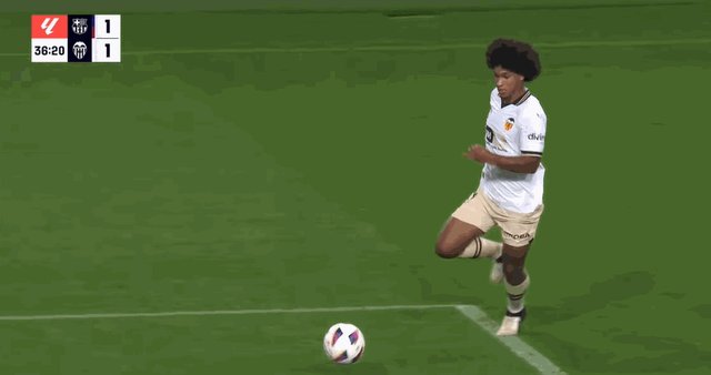 1714426531759088829.gif kaiyun-【西甲】阿劳霍送点,莱万戴帽,巴萨主场4比2瓦伦