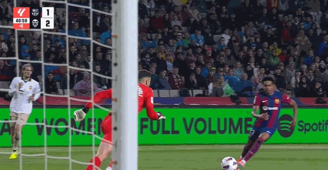 1714426638313044548.gif kaiyun-【西甲】阿劳霍送点,莱万戴帽,巴萨主场4比2瓦伦