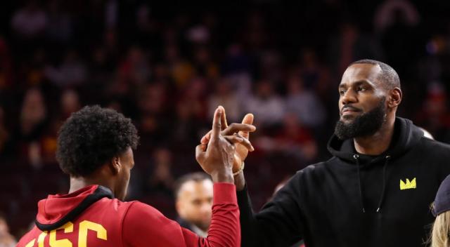 1712388748540088529.png 开云APP-布朗尼宣布参选!湖人选他助詹皇父子同台圆梦?