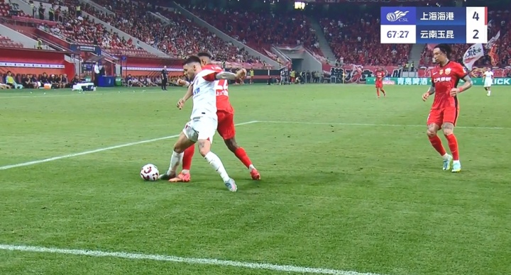 第65分钟，约尼查禁区内被茹萨踢倒，裁判未有表示，VAR未介入