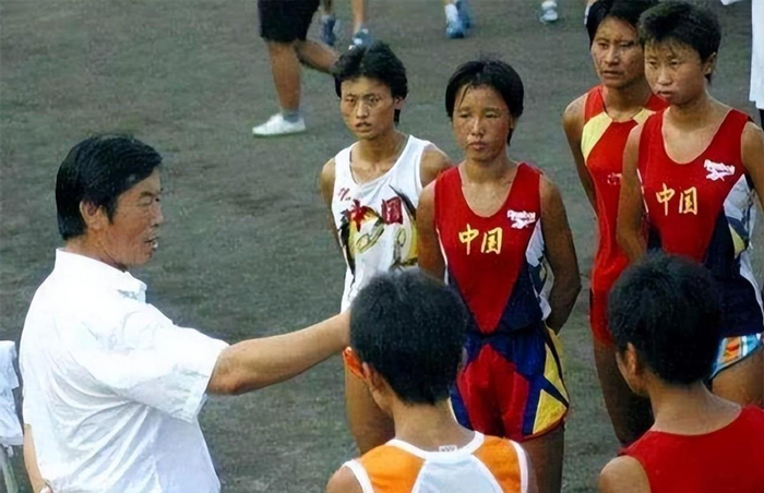 开云体育下载-“体坛败类”马俊仁有多狠?逼队员集体切阑尾,还亲自为女队员打禁药|马家军|世界大学生运动会|曲云霞|田径比赛|藏獒_新浪体育_新浪新闻