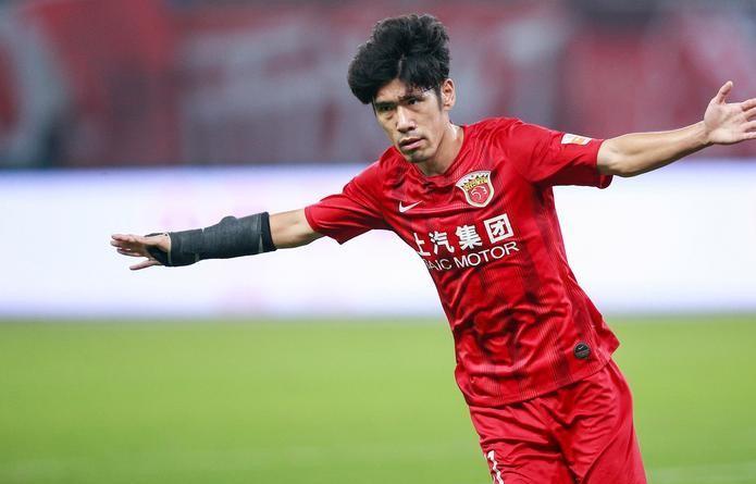 他是上海足球名宿,豪取4个中超冠军,36岁退役,如今接班徐根宝