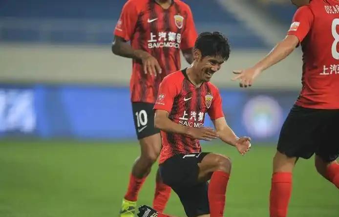 他是上海足球名宿,豪取4个中超冠军,36岁退役,如今接班徐根宝
